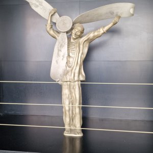 Denkmal am Flughafen Wien