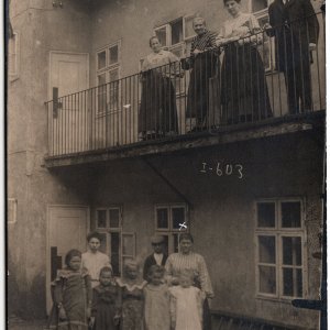 Porträt in einem Hinterhof um 1905