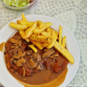 Medium 'Paniertes Schnitzel mit Sauce' in der Kategorie 'Ernährung'
