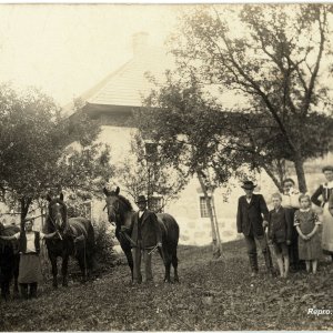 Familienporträt vor dem Bauernhof