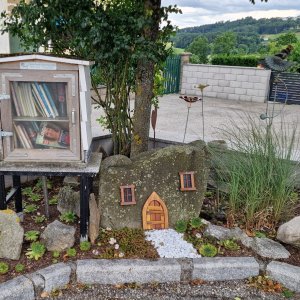 Bücher-Tauschbox und Wichteltür