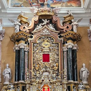 Innsbrucker Dom, Hochaltar: Pilgermonat Heiliger Jakobus und Gnadenbild Mariahilf