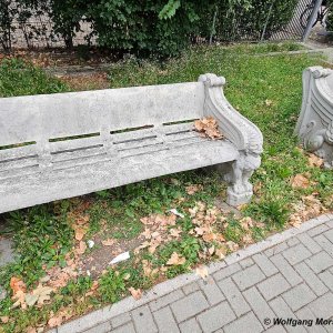 Bahnhof Klausen, Wartebänke der Südbahngesellschaft