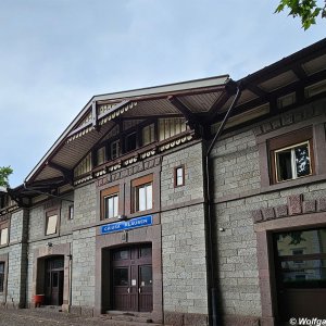 Bahnhof Klausen, Straßenseite