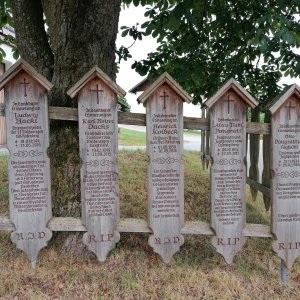 Totenbretter in Weißenregen 3