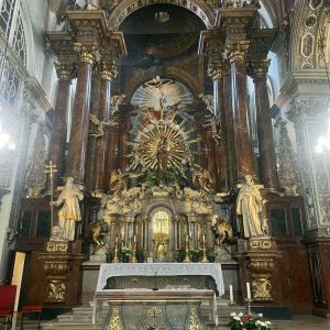 Franziskanerkirche Wien, Hochaltar mit Gnadenstatue Maria mit der Axt