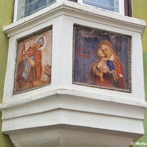 Klausen, Mariahilfbild auf Erker