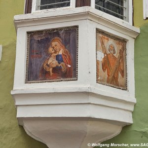 Klausen, Mariahilfbild auf Erker