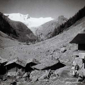 Die Almsiedlung Außergschlöss mit Venediger im Jahr 1951