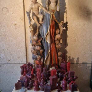 Votivgaben aus Wachs - Schutzmantelmadonna