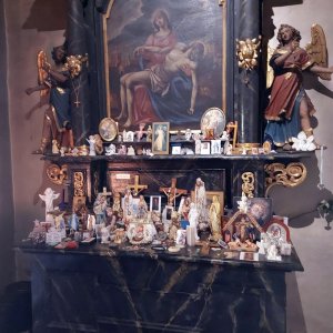 Wallfahrtskirche Maria Straßengel, Votivgaben, Altar der Mater dolorosa