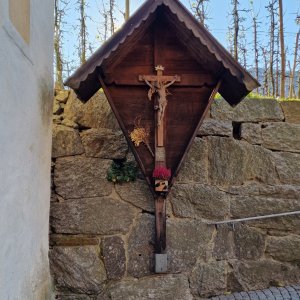 Kreuz vor dem Kirchentor