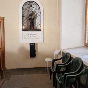 Monobloc Stühle in der Kapuzinerkirche