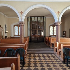 Monobloc Stühle in der Kapuzinerkirche