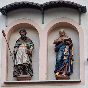 Figuren am Haus Bürgerspital in Aflenz