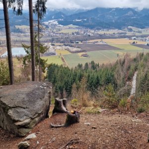 Kultstein bei Kindberg mit Blick auf das Mürztal