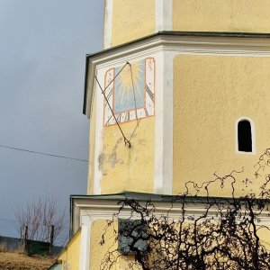 Sonnenuhr an der Wallfahrtskirche St. Leonhard