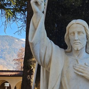 Was hält Christus in der Hand? (Friedhof Meran)