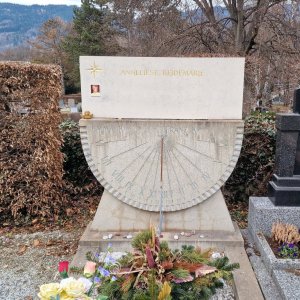 Sonnenuhr an einem Grab in Leoben