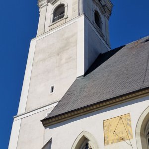Sonnenuhr an der Pfarrkirche St. Georgen im Attergau
