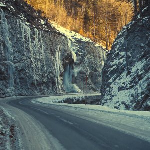 Bergstraße im Winter