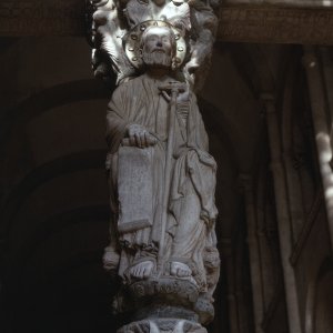 Statue des Apostels Jakobus des Älteren, Pórtico de la Gloria, Kathedrale von Santiago de Compostela