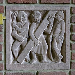Station 2 Kreuzübernahme. In der Kirche St.Valerius in Tier Weismark