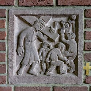 Station 3 Jesus fällt zm ersten Mal. In der Kirche St.Valerius in Tier Weismark