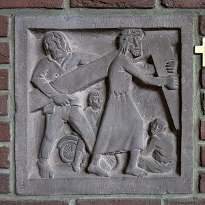 Station 5 Simon von Cyrene hilft. In der Kirche St.Valerius in Tier Weismark