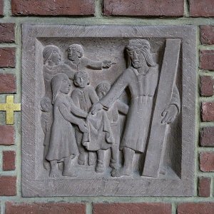 Station 6 Veronika reicht das Schweißtuch. In der Kirche St.Valerius in Tier Weismark