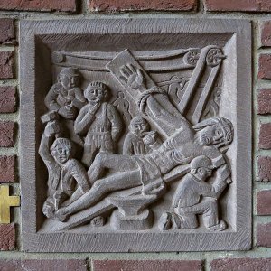 Station 11 Jesus wird ans Kreuz genagelt. In der Kirche St.Valerius in Tier Weismark