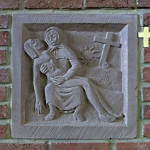 Station 13 Jesus wird vom Kreuz genommen. In der Kirche St.Valerius in Tier Weismark