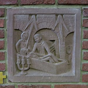 Station 14 Jesus wird ins Grab gelegt. In der Kirche St.Valerius in Tier Weismark
