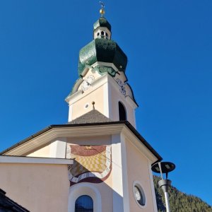 Sonnenuhr an der Kirche in Flirsch