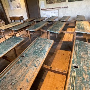 Schulbänke im Klassenzimmer Schulmuseum Michelstetten