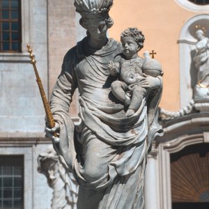 Stift Seitenstetten Eingangsbereich Hofgarten mit Marienstatue