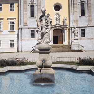 Stift Seitenstetten Eingangsbereich Hofgarten mit Marienstatue