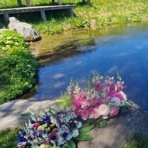 Blumenkränze bei der Ursprungquelle in Zeutschach