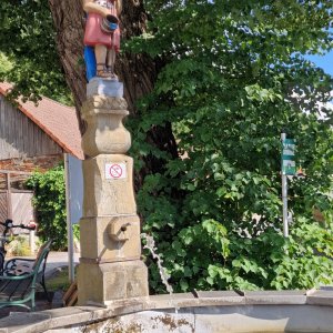 Brunnen vor der Frauenkirche Pernegg