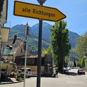 Verkehrszeichen "alle Richtungen"