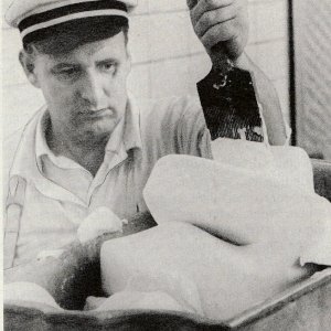Horner Butterexperte Hermann Maurer bei der Überprüfung der von ihm kreierten "Horner Butter".