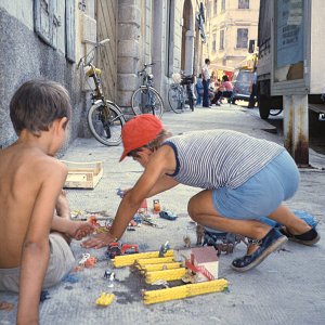Kinder spielen