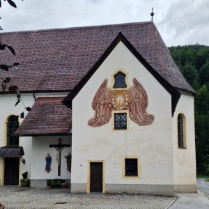 Sonnenuhr an der Pfarrkirche in Altenmarkt