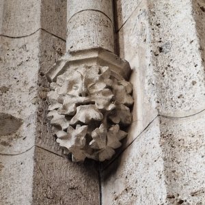 Pfarrkirche Bad Hall, Fratze am Eingang zur Taufkapelle