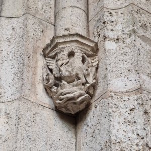 Pfarrkirche Bad Hall, Drache am Eingang zur Taufkapelle