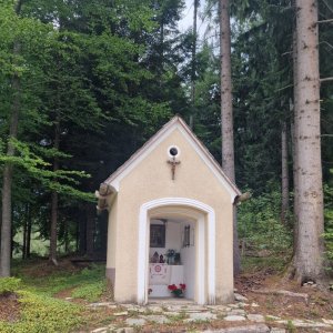 Marterl im Wald in Oberaich