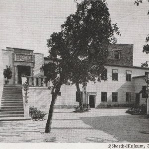 Höbarthmuseum der Stadt Horn (Niederösterreich)  nach einer Ansichtskarte aus den frühen Dreißigerjahren. Zu sehen ist der Innenhof des Museums.