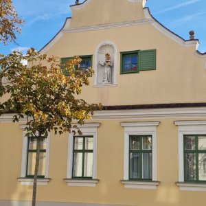 Hausfassade und Mariendarstellung in Oberlaa