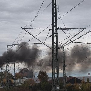 212 285 mit einer dichten Rußwolke