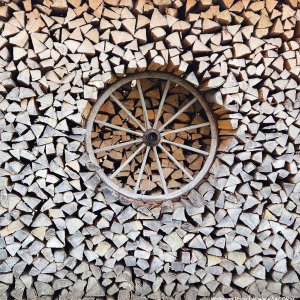 Holzstapel-Kunst (Kirchdorf in Tirol)